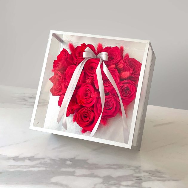 Red Heart of red roses in a acrylic box